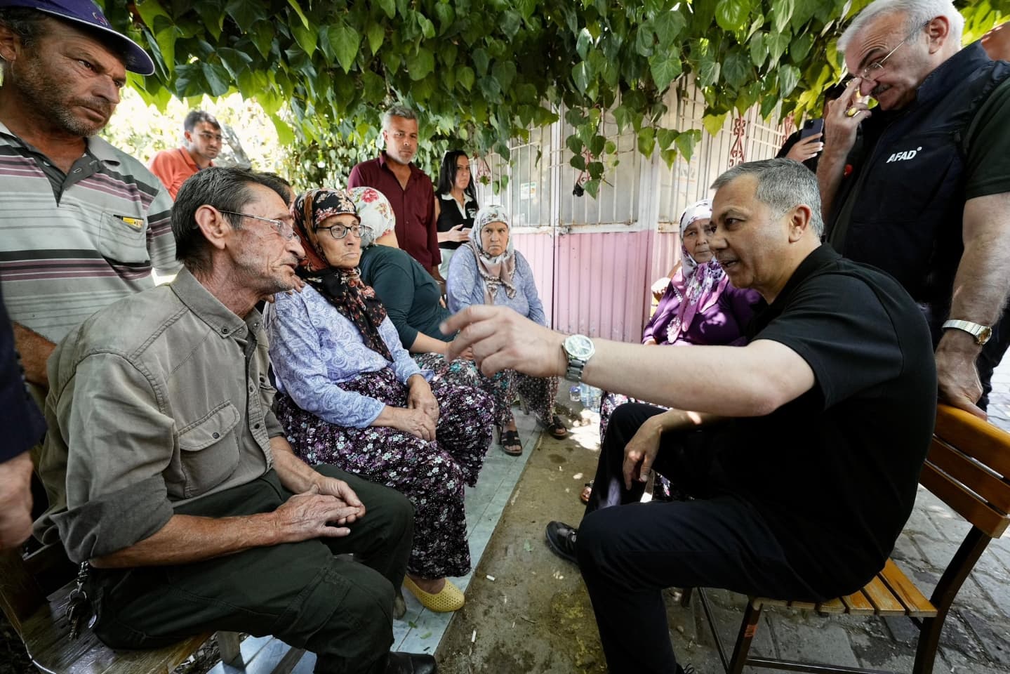 İçişleri Bakanı Yerlikaya İzmir Üzümlü Köyü'nde Yangınzedeleri Ziyaret Etti