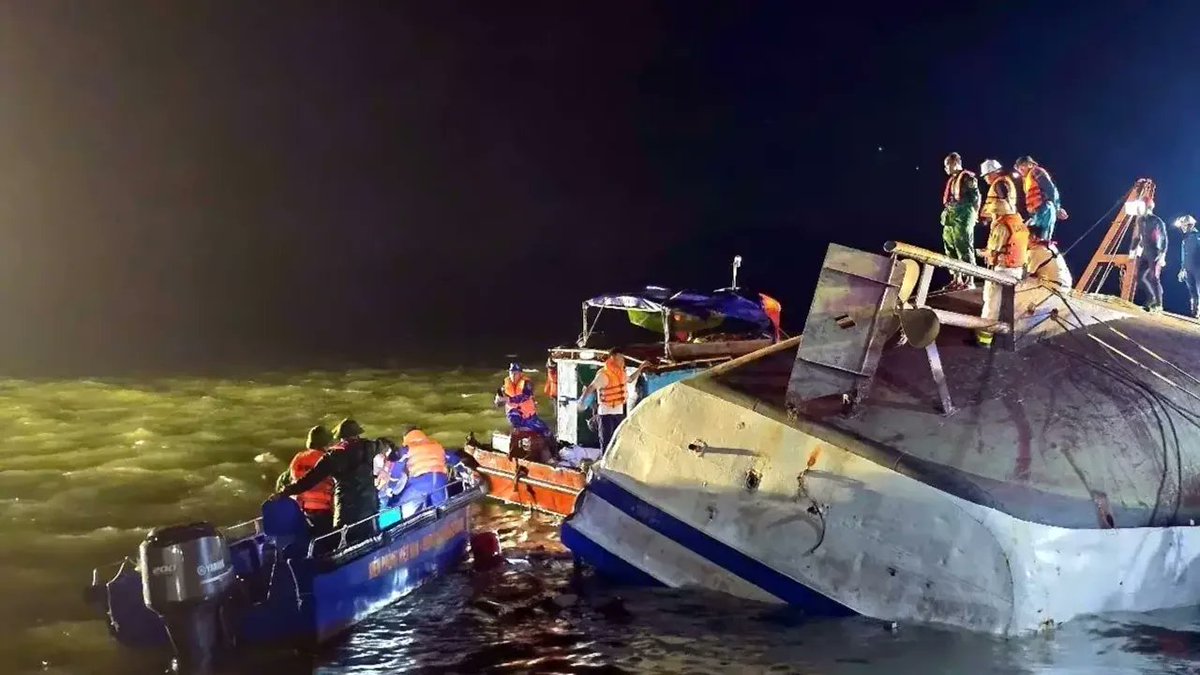 Vietnam'da Tekne Kazasında 37 Kişi Hayatını Kaybetti