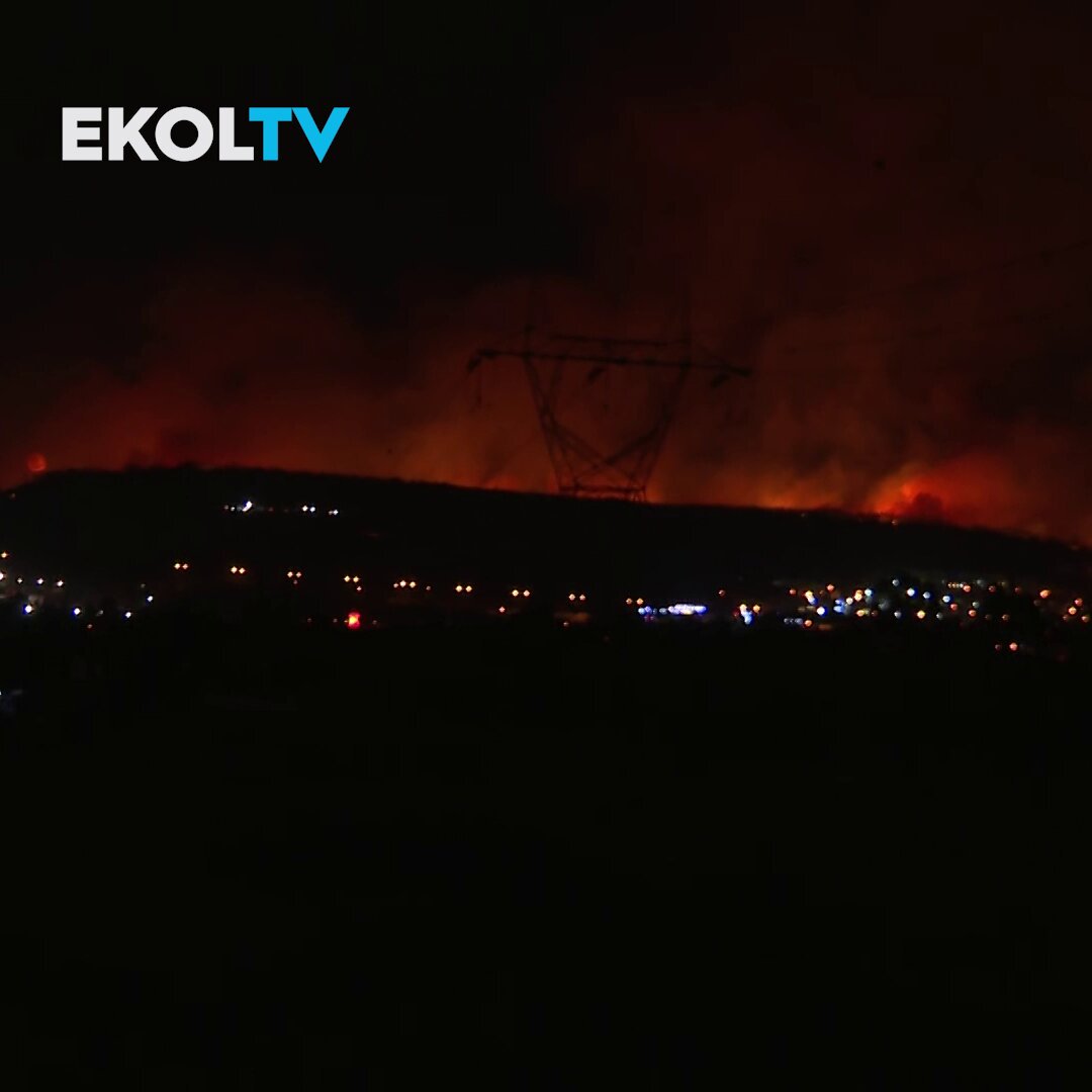 İzmir'de Yangın Anında Dolunay Görüntüsü Şehri Aydınlattı
