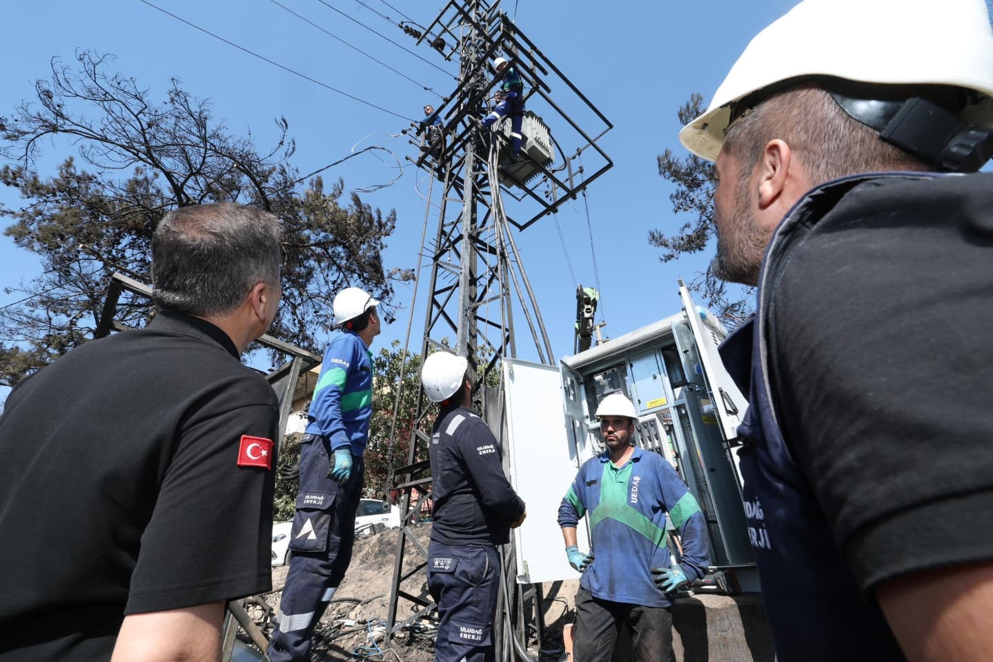 Çanakkale'de Orman Yangını Sonrası Elektrik Tesisatlarına Müdahale: 2 Bin 945 Aboneye Enerji Verildi
