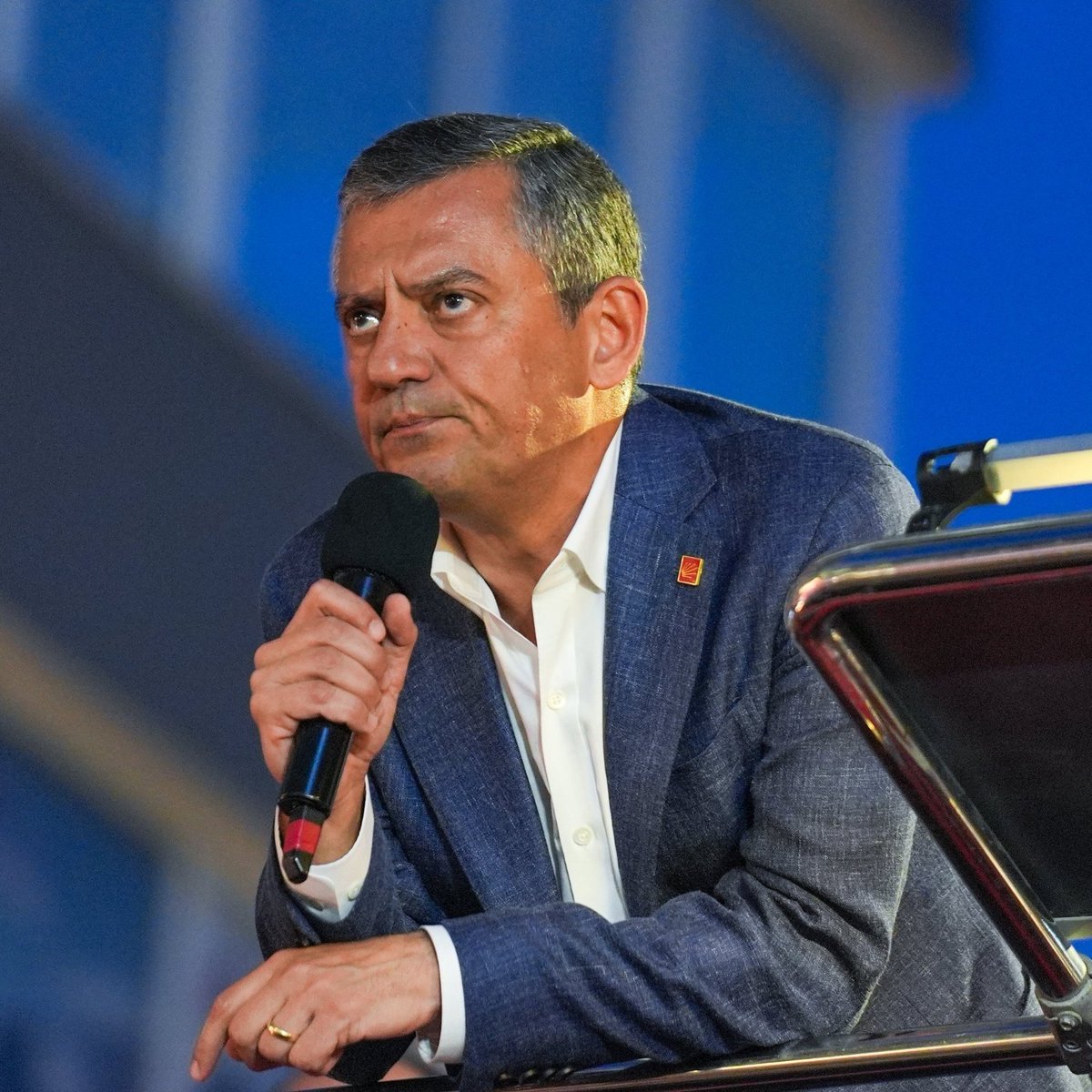 Belediye AKP'ye Geçen Eski Belediye Başkanı'nın Topuklu Ayakkabıları Gündem Oldu