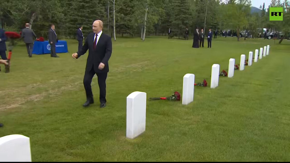 Putin, Alaska'daki Sovyet Askeri Anıtı'na Çiçek Bıraktı