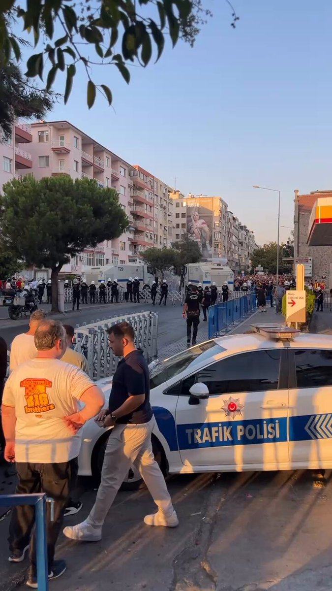 Göztepe Taraftar Grubuyla TOMA Arasında Gergin Anlar