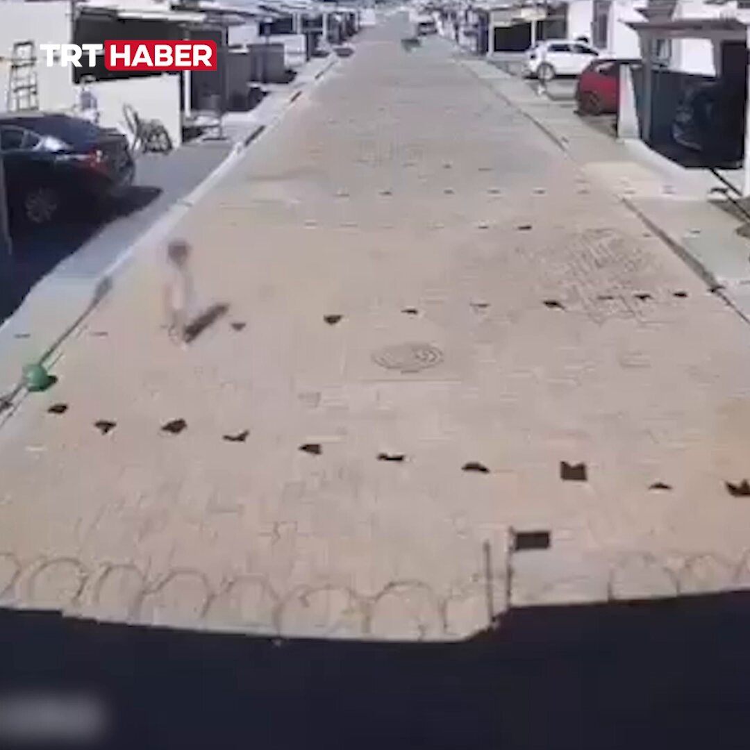 Brezilya'da Geri Giden Araç Altında Kalan Çocuk Hafif Sıyrıklarla Kurtuldu