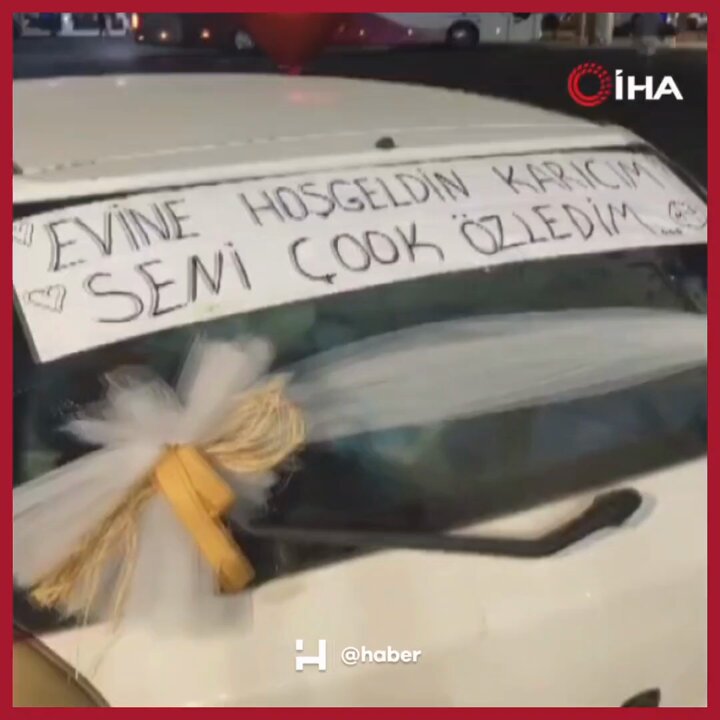 Adana'da Eşini Pankartla Karşılayan Duygusal Anlar