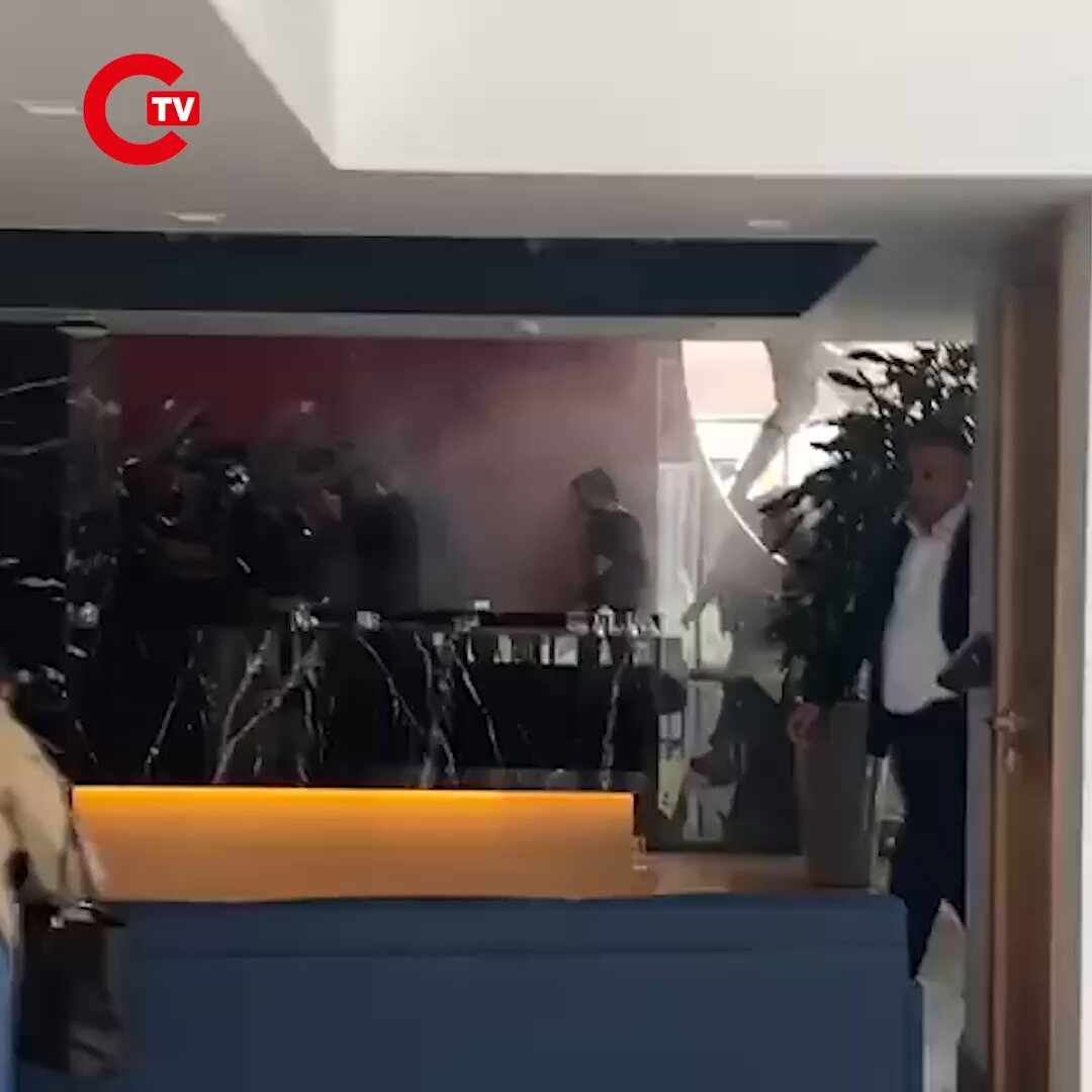 Gürsel Tekin Polis Eşliğinde CHP İstanbul İl Başkanlığı'na Girdi