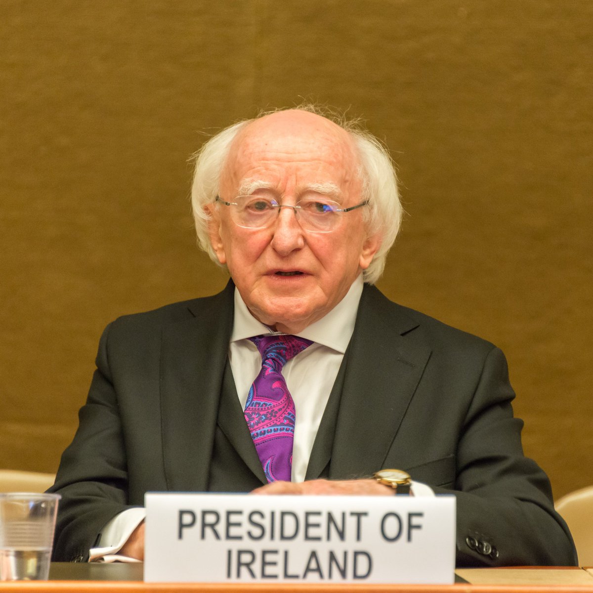 İrlanda Cumhurbaşkanı Higgins, İsrail'e Silah Sağlayan Ülkelerin Dışlanmasını Çağırdı