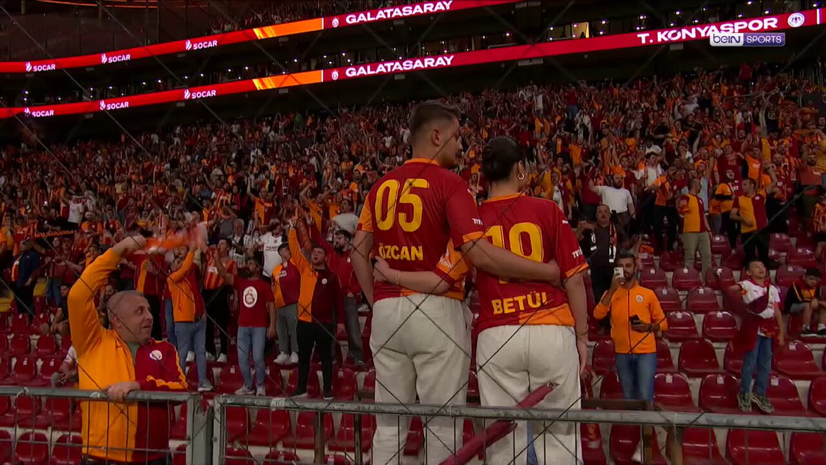 Galatasaraylı Taraftar Maç Öncesi Tribünde Evlilik Teklifi Etti