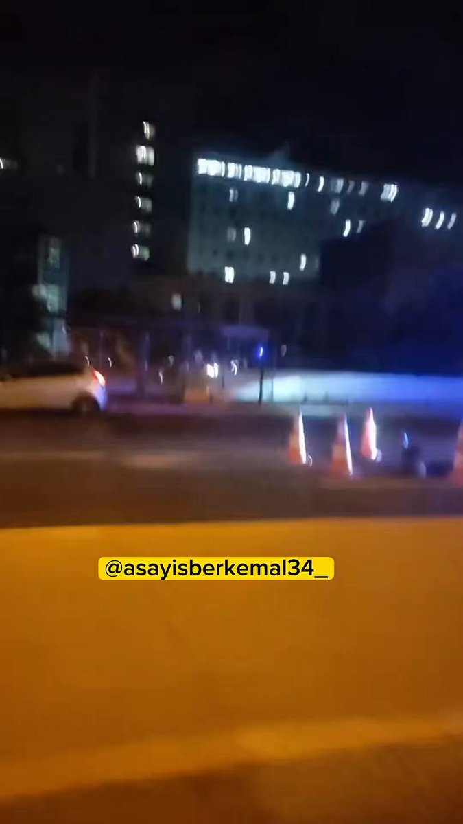 İstanbul'da Kurye Yolda Oluşan Çukura Düşerek Yaralandı