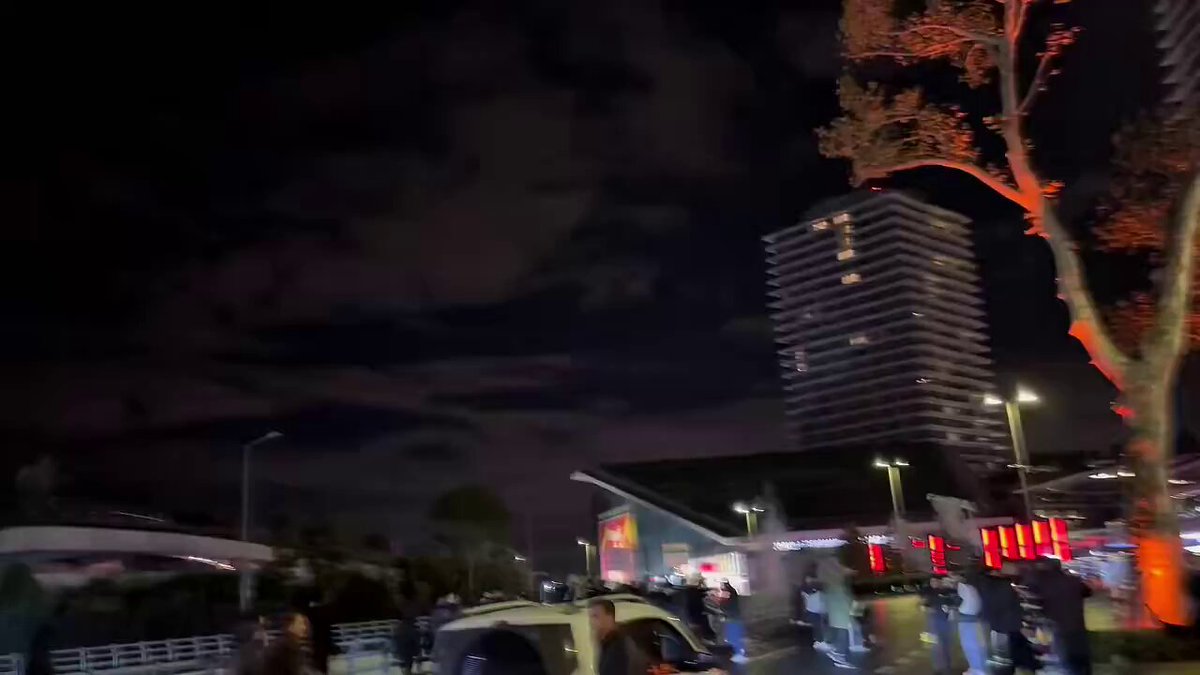 Galatasaray Taraftarları Liverpool'un Oteli Önünde Havai Fişekle Protesto Etti