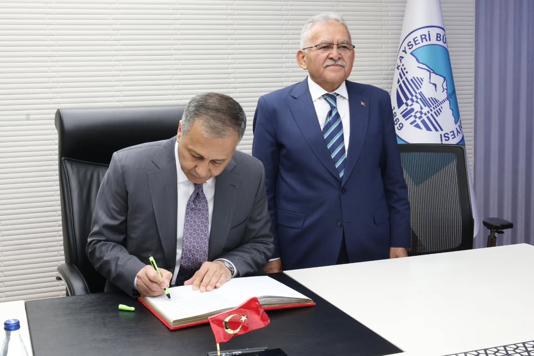 İçişleri Bakanı Ali Yerlikaya, Kayseri'de Belediye Başkanı Memduh Büyükkılıç'ı Ziyaret Etti