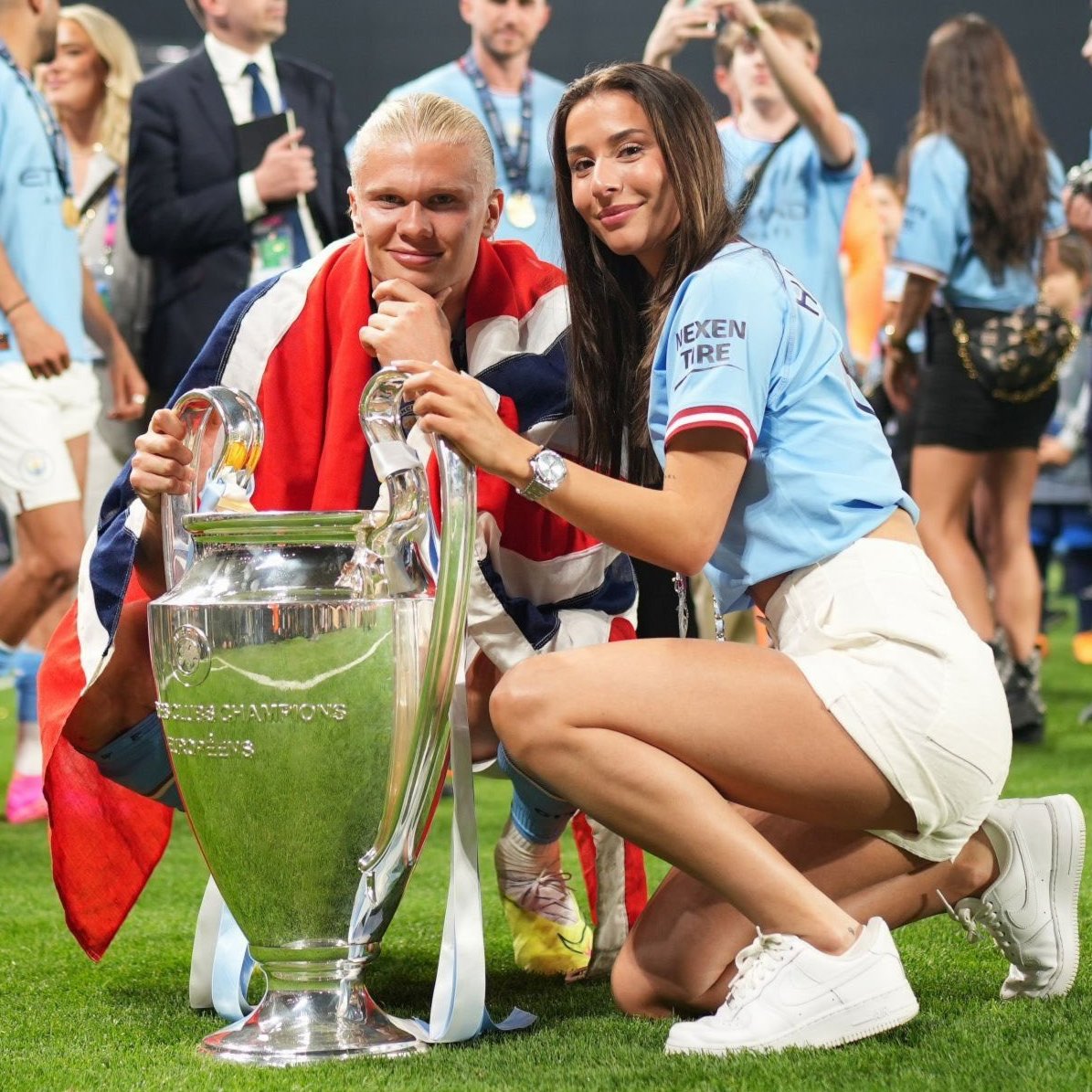 Erling Haaland Eşiyle Birlikte Kebabını Yiyip Minecraft Oynuyor