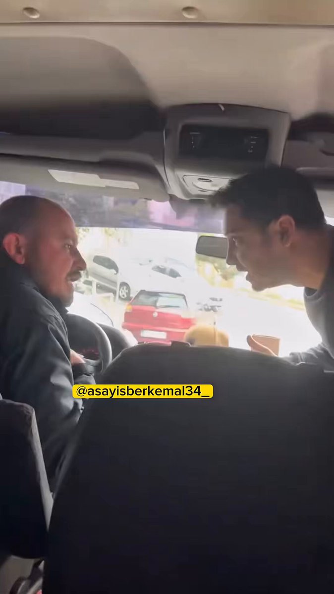 İstanbul'da Ters Yönden Gelen Araç Sürücüsü ile Okul Servis Şoförü Arasında Tartışma