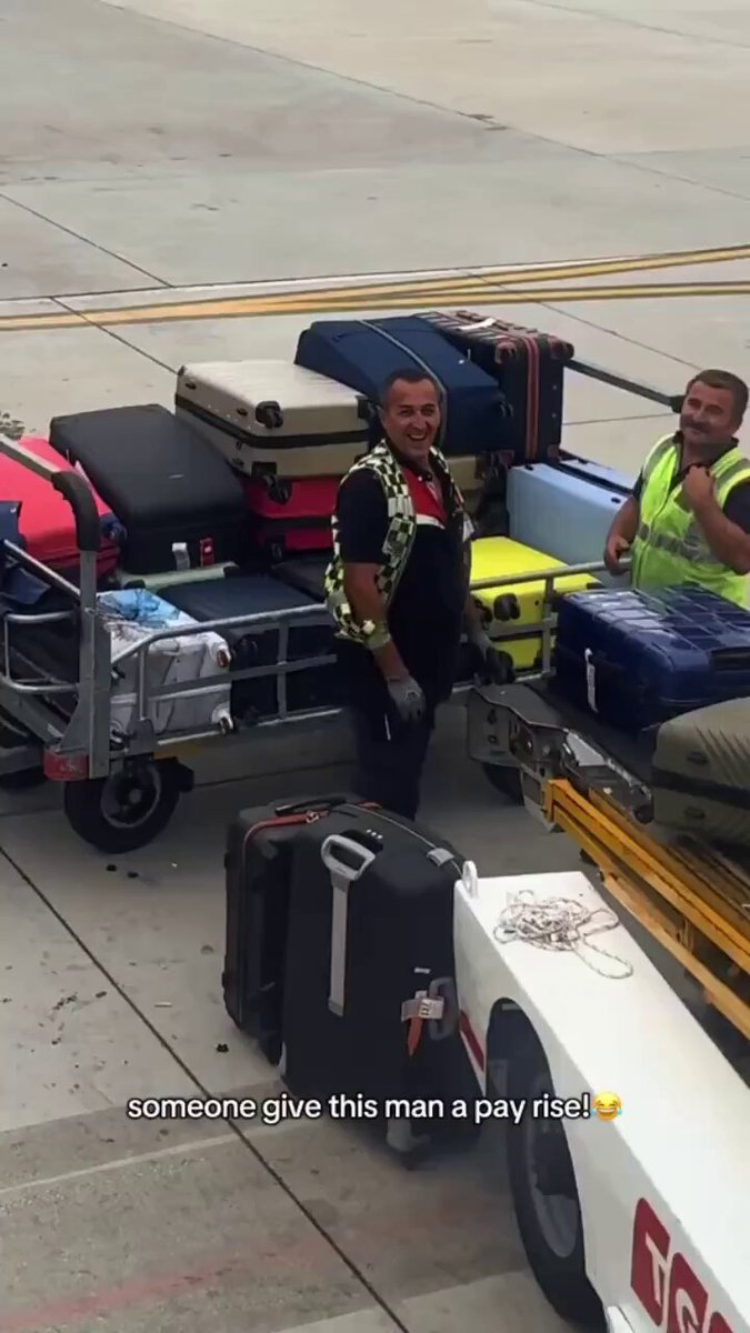 Antalya Havalimanı'nda Yolcu Kaydı Fark Edilince Bagajlar Özenle Yerleştirildi