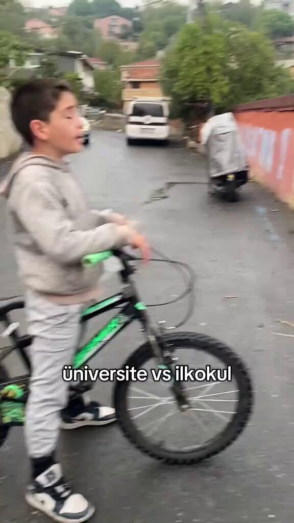 Üniversiteli Genç, İlkokul Öğrencilerinin Sorularını Yanıtladı: Çantasız ve Kalem Kutusuz Eğitim