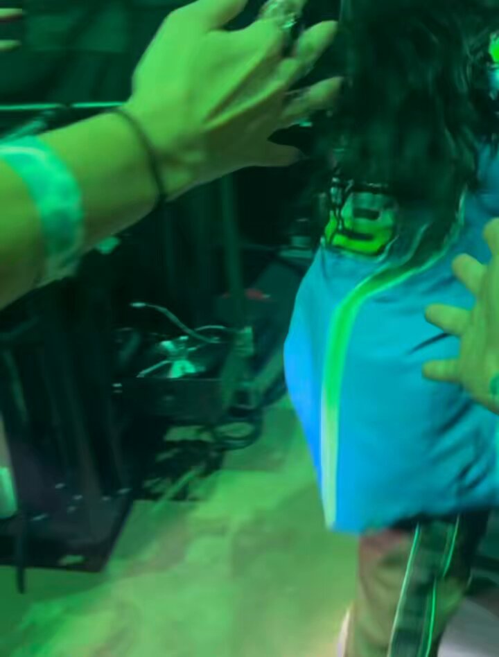 Billie Eilish Konserde Sahneye Atlayan Hayran Tarafından Saldırıya Uğradı