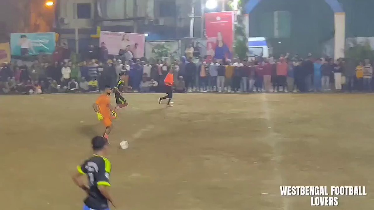 Hindistan'da Kaleci, Takımına Sinirlenip Orta Sahadan Direkle Asist Yaparak Gol Attı