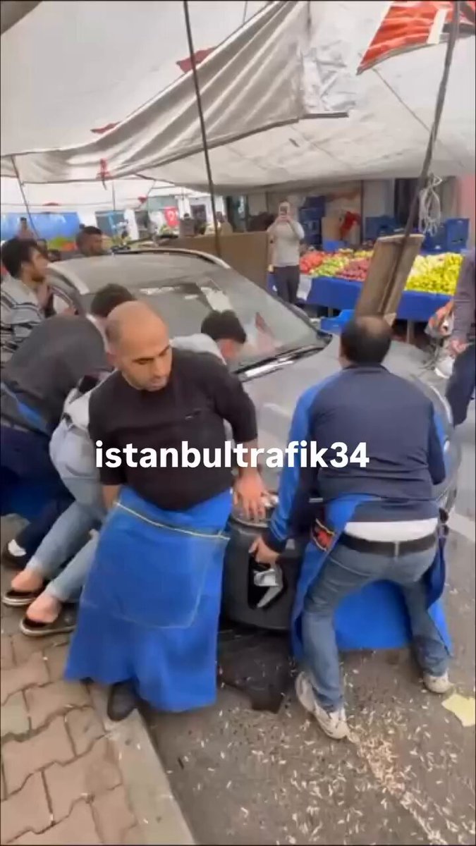 İstanbul'da Park Halindeki Araç Pazar Yeri İçin Sürüklendi