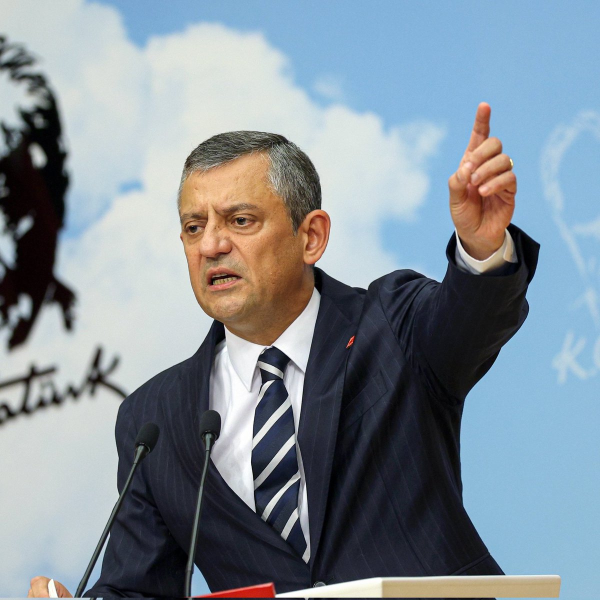 Özgür Özel'den Yoksul Vatandaşa Borç Müjdesi: Kredi Kartı Faizleri Silinecek