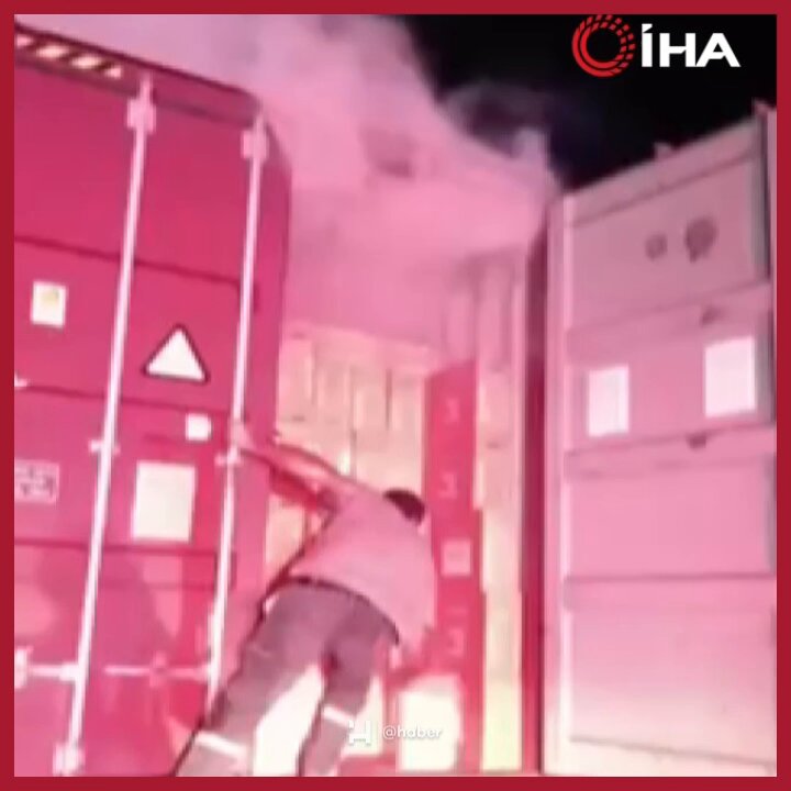 Osmaniye'de Seyir Halindeki Tır Alev Aldı: Şoför Makarnaları Kurtarmaya Çalıştı