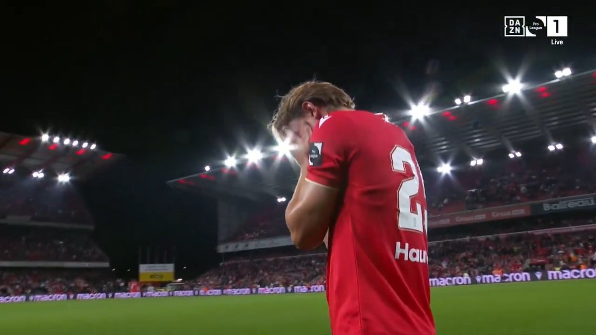 Standard Liege - Antwerp Maçı Sahneden Atılan Bardaklar Nedeniyle İptal Edildi