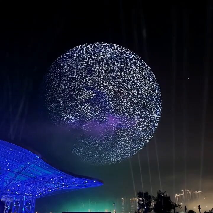 Çin, Tek Bilgisayarla Kontrol Edilen 15.947 Drone ile Işık Gösterisi Dünya Rekoru Kırdı