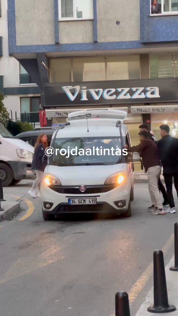 İstanbul Ümraniye'de Korkunç Kavga: Otomobile Saldırı, Kapısı Yerinden Söküldü