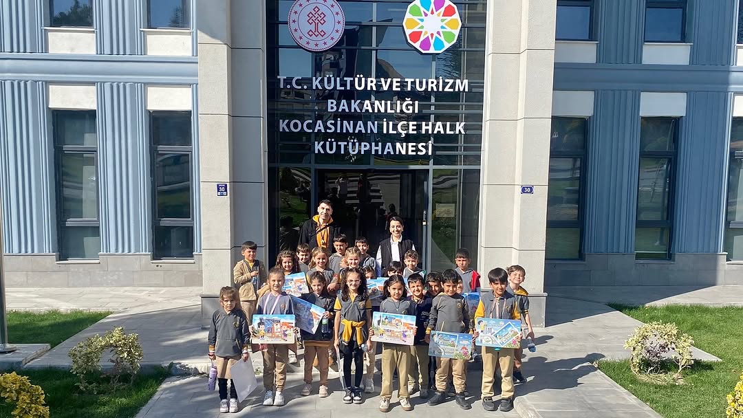 Kayseri'de Kocasinan Belediyesi, Restore Ettiği Halk Kütüphanesi'nde Öğrencileri Ağırladı