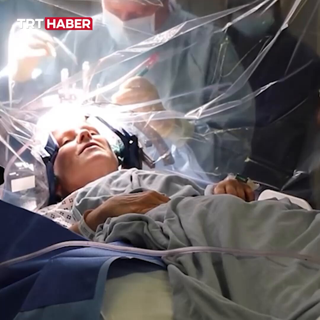 Parkinson Hastası Klarnet Çalarak Beyin Ameliyatı Oldu