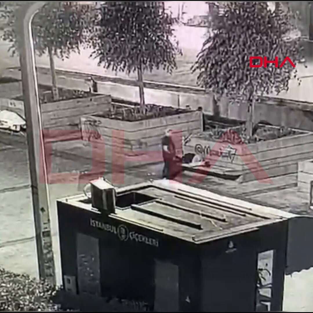 Taksim'de Bankta Uyuyan Kişinin Telefonu Çalındı, Hırsız Suçüstü Yakalandı