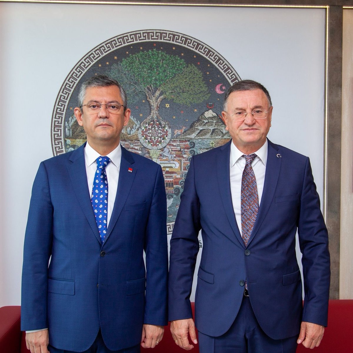 Eski Hatay Belediye Başkanı Lütfü Savaş, CHP Lideri Özgür Özel Hakkında Suç Duyurusunda Bulundu