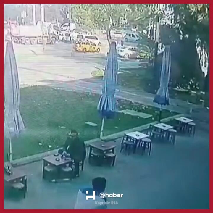 Bursa'da Kafe Müşterileri, Düşen Tabeladan Saniyelerle Kurtuldu