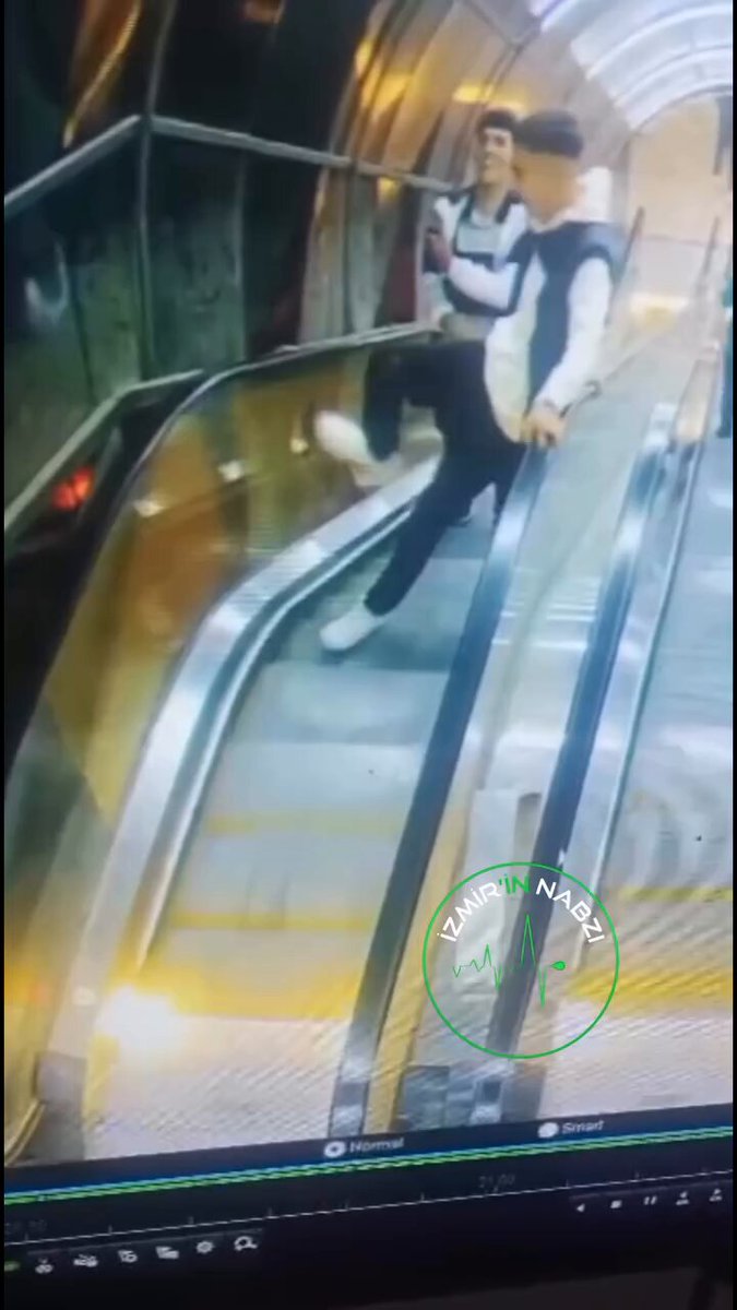 İzmir'de Üst Geçit Camlarına Tekme Atan Şahıslar Gözaltına Alındı