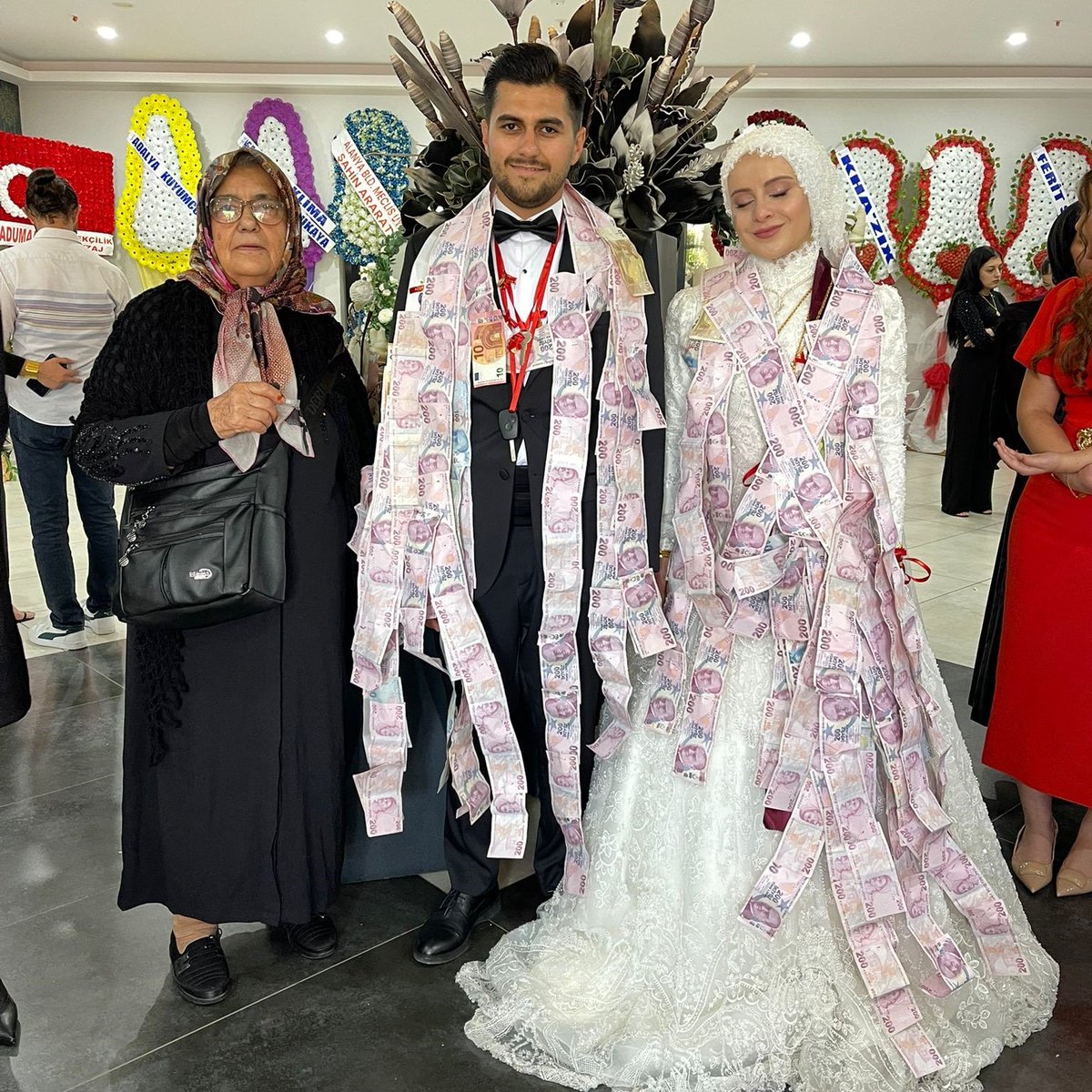 Alanya'da Geline Taktığı Ev, Araba ve Tarla ile Babaannenin Büyük Jestine Tanık Olanlar Şaşkına Döndü