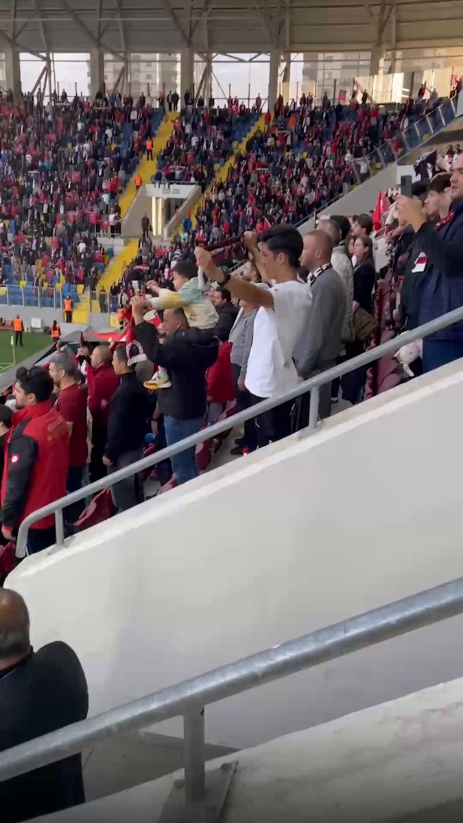 Gençlerbirliği Taraftarından Anlamlı Destek: Sahaya Filistinli Çocuklar İçin Oyuncaklar Atıldı