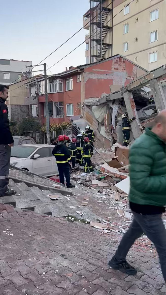 Gebze'de 6 Katlı Bina Çöktü: Arama Kurtarma Çalışmaları Devam Ediyor