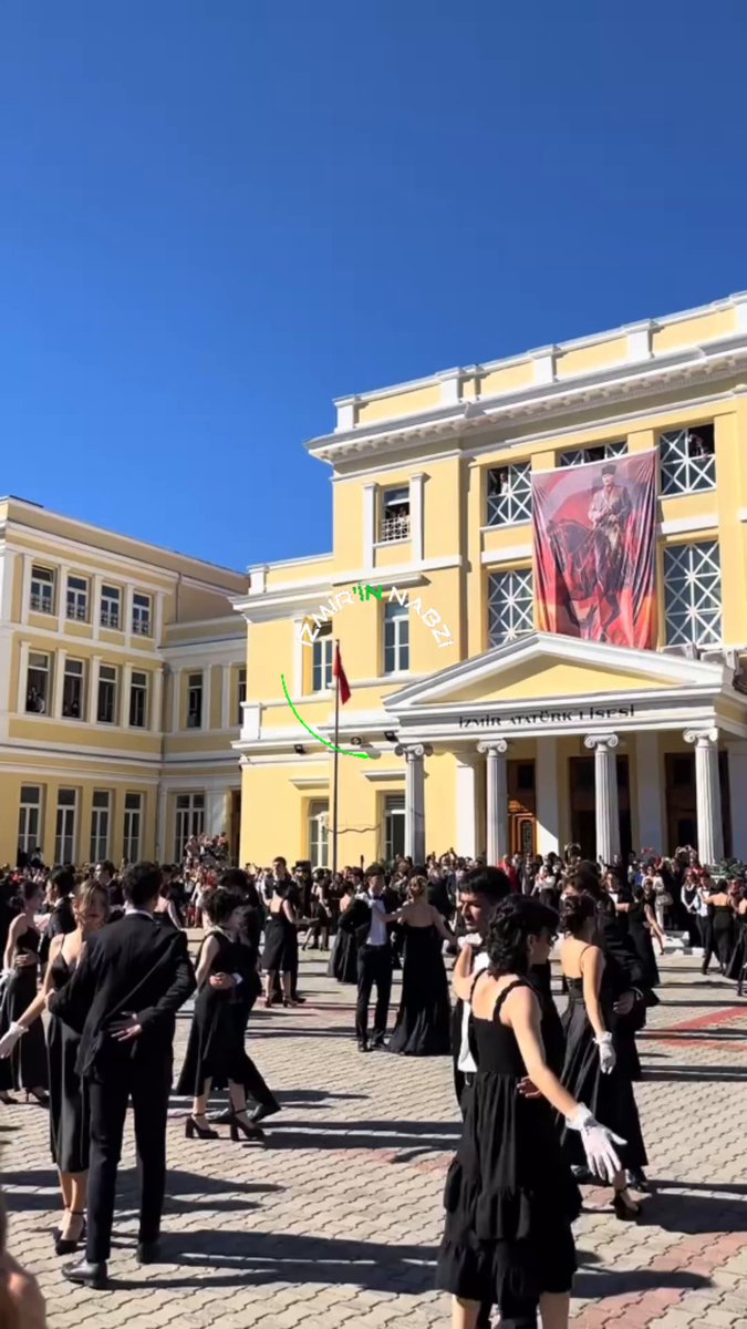 İzmir Atatürk Lisesi'nden 29 Ekim'de Anlamlı Vals Gösterisi