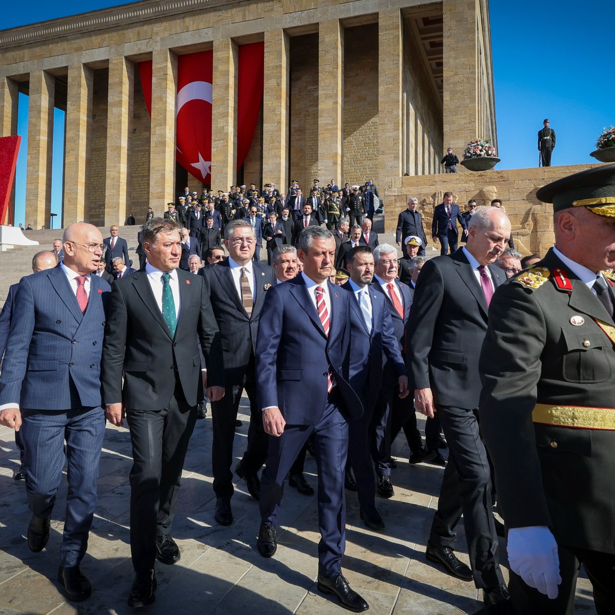Cumhuriyet Bayramı'nda Anıtkabir'de Tören: CHP Genel Başkanı Özgür Özel Ziyarette Bulundu