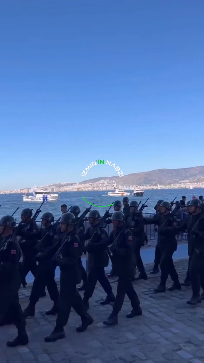 İzmir'de Düzenlenen Geçit Töreninde Askerlerimiz İzmir Marşı'nı Seslendirdi